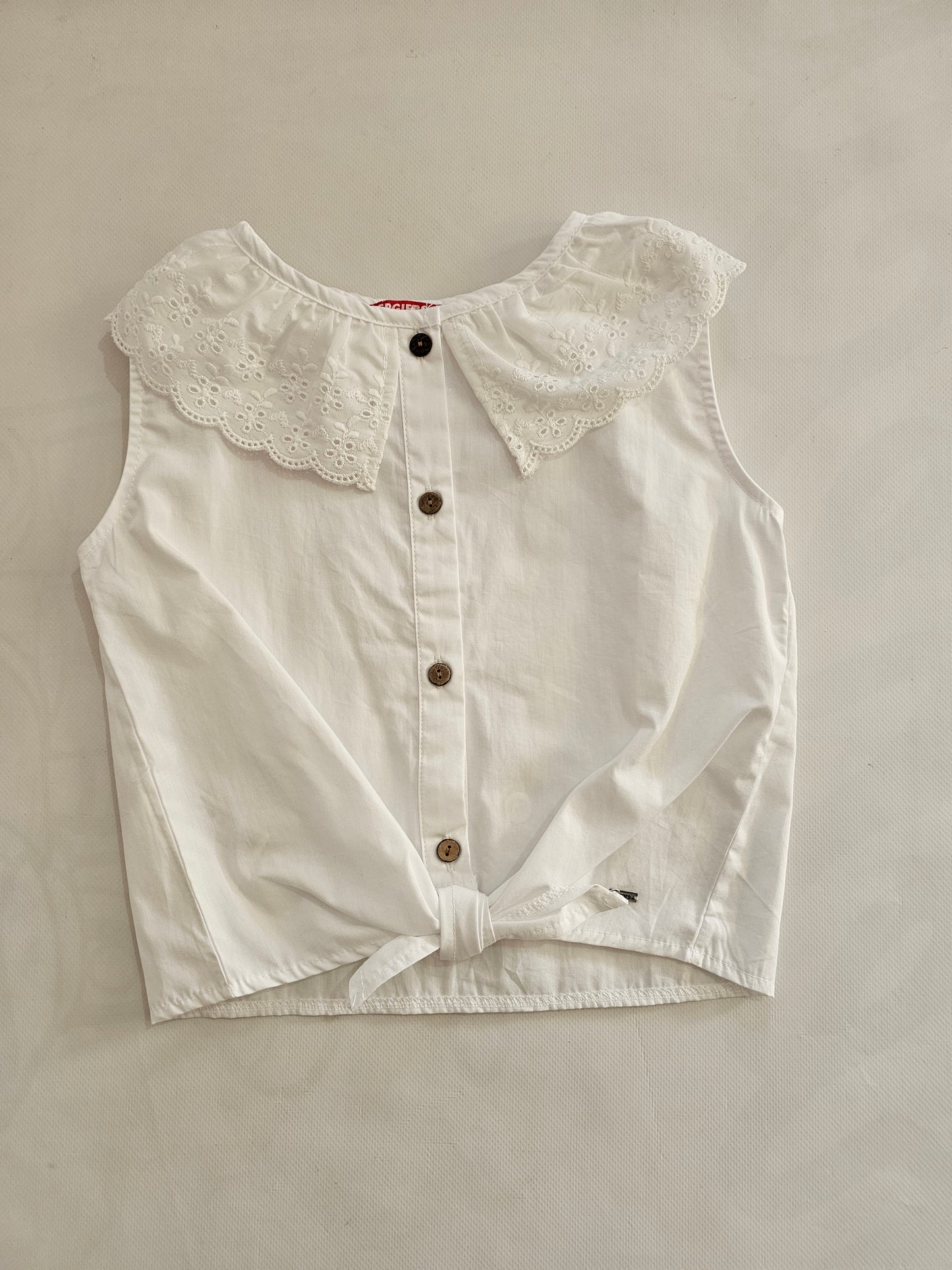 Blusa cuello perforado