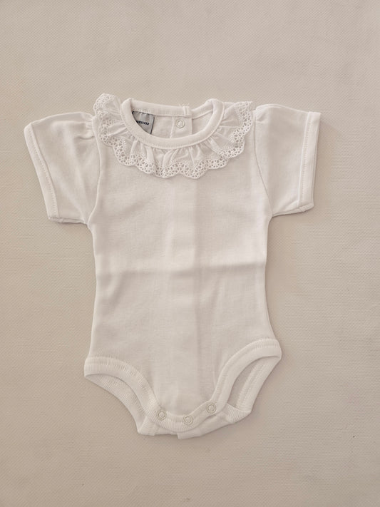 Body manga corta cuello puntilla
