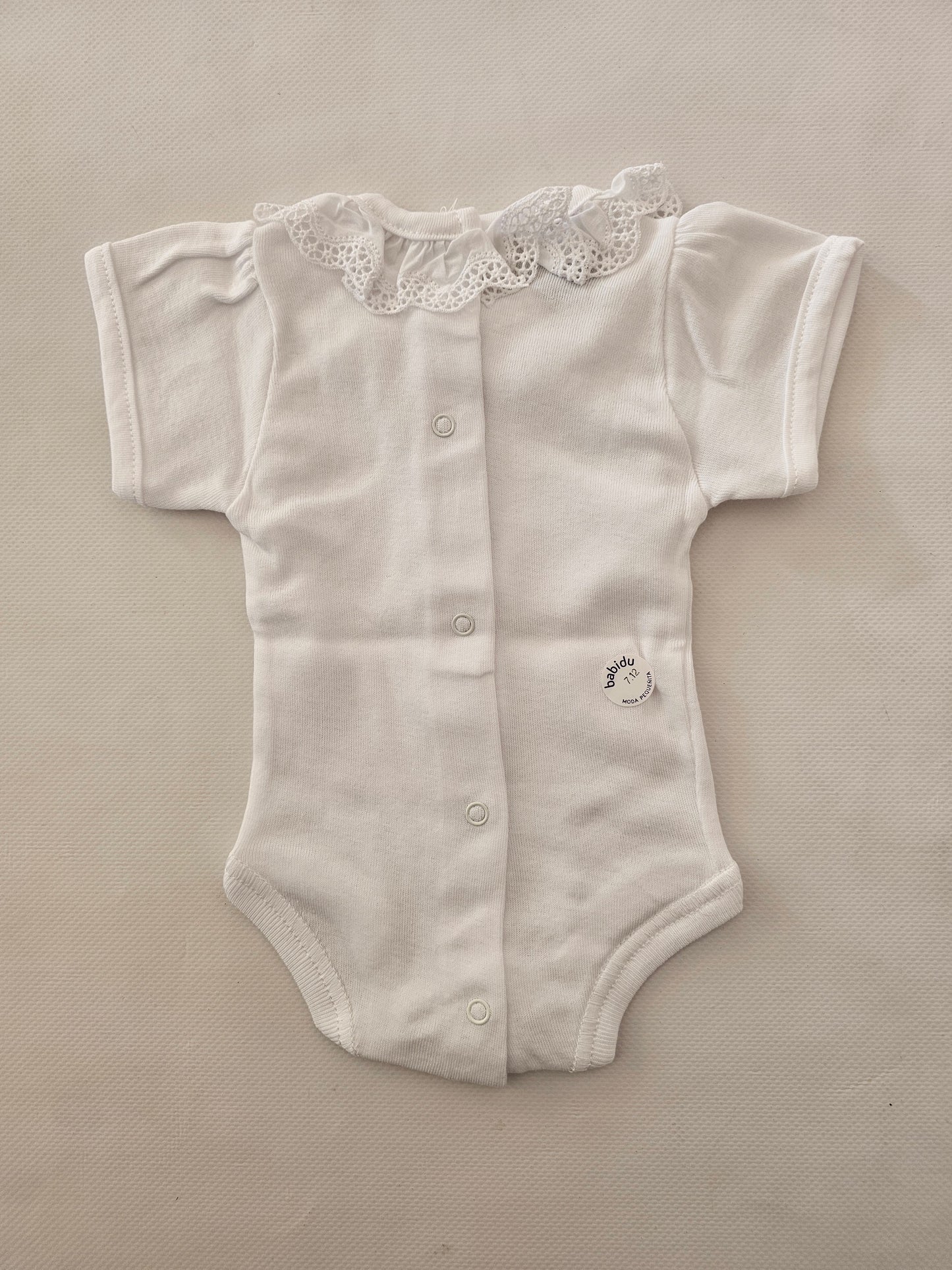 Body manga corta cuello puntilla